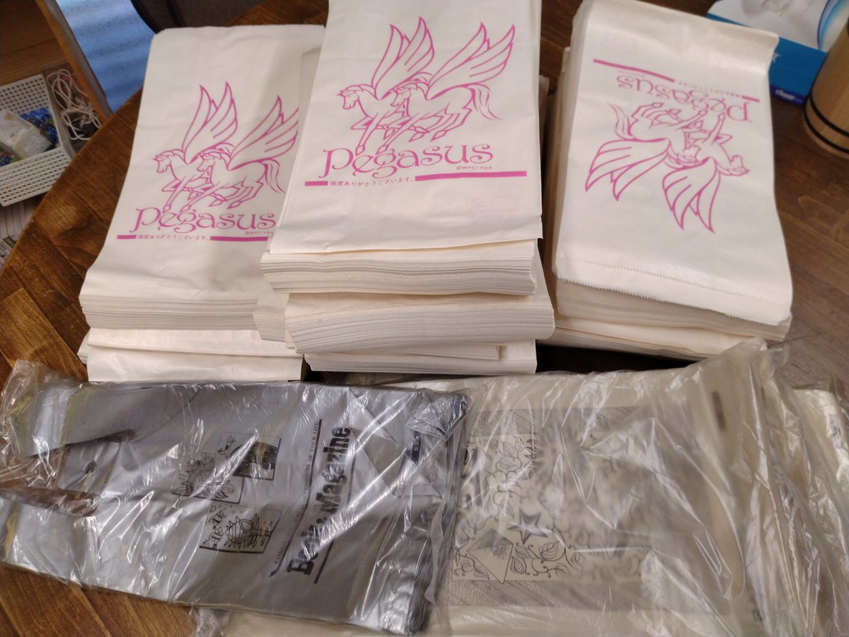 books_takaku's tweet photo. シニアの方が店にやって来て「昔、古本屋やってたんだ。古いけど、良かったら袋使ってよ」と。
昭和感あふれる紙のコミックサイズの袋をたくさん。
ありがとうございます🙇でも、なぜ私に？と聞くと、本屋頑張ってるからだよ〜と。
ありがとうございます。どこかで見ていてくれる方に感謝です。 https://t.co/fgS49yOM3w