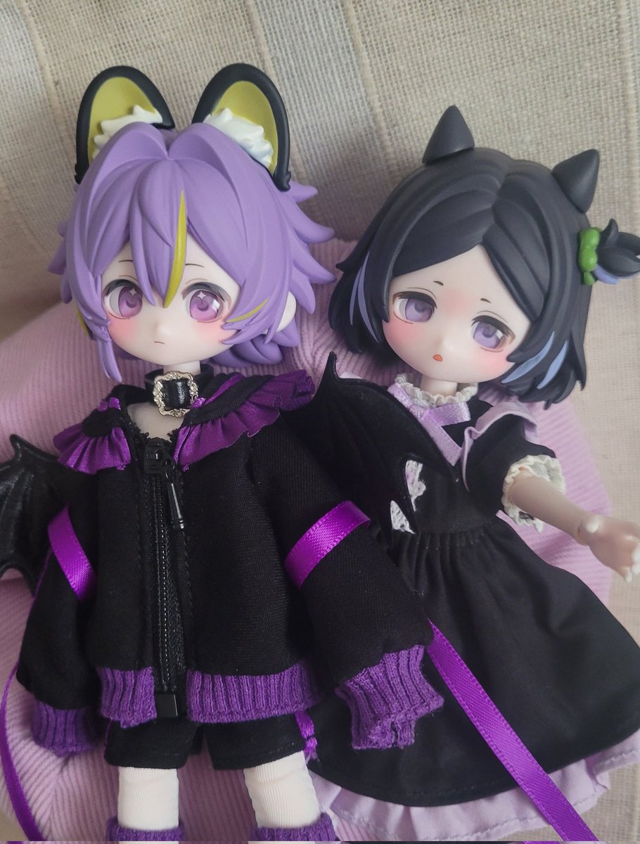 sazyouno's tweet photo. 黒紫コンビ、可愛い https://t.co/ivUmhm40iY