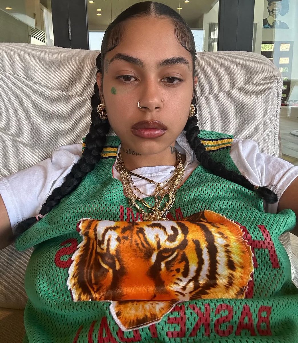 ynbbc2121's tweet photo. i told yall my fav show was gon air tn 😍 #S1E1 https://t.co/xTfySDfNua