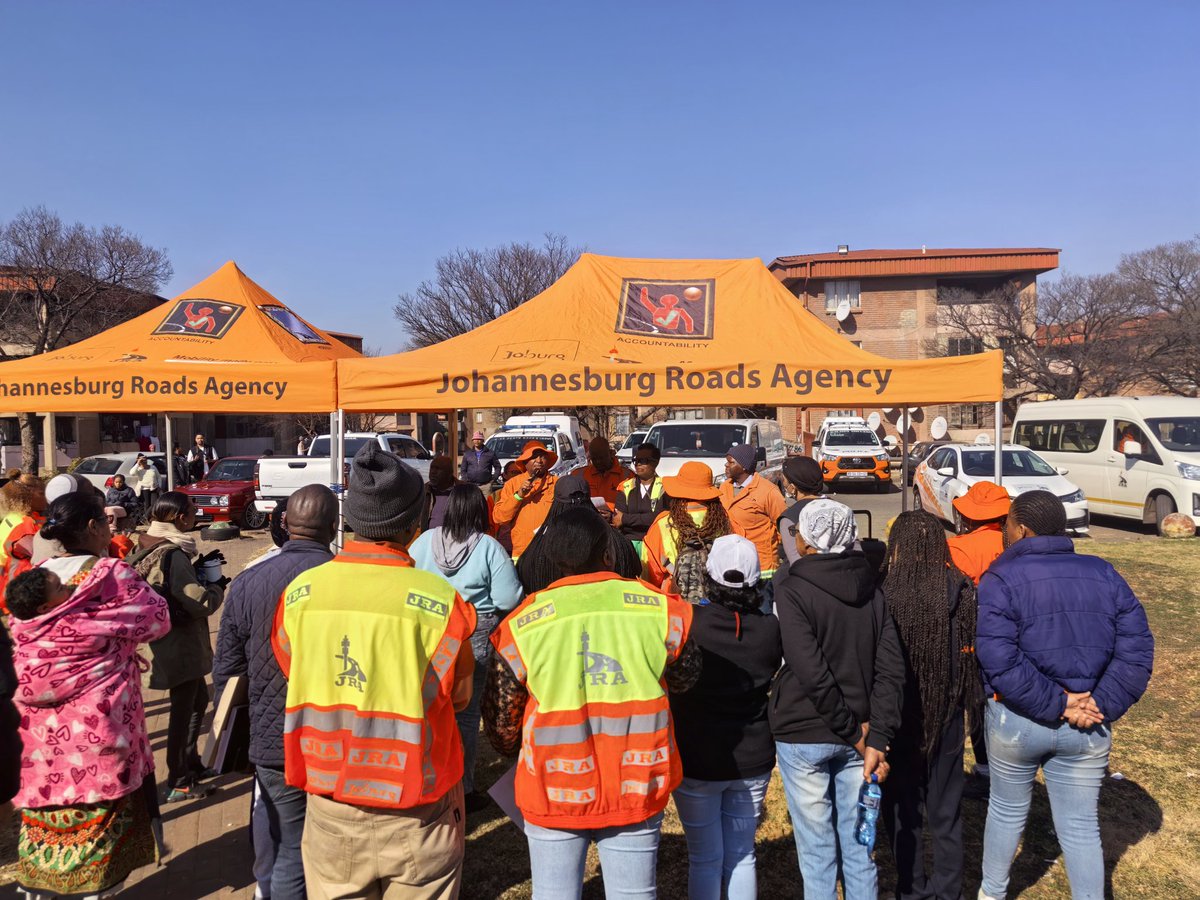 CrumRegionB's tweet photo. Top of the morning! The MMC for Roads and Transport and the @MyJRA team are in Ward 82 for #OperationRestore, restoring road infrastructure and KIs. @CityofJoburgZA @CRUM_CoJ @DadaMorero @MMCKennyKunene https://t.co/8lypcGNjFI