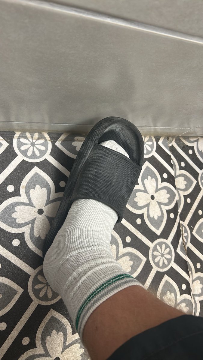 MasterRey222's tweet photo. Me faudrait sûrement des nouvelles claquettes qui paye?

#findom #findommale #moneyslave #footfetish #pied #paypig #bdsm #soumis #soumisfr @rt_feet https://t.co/HaJAWdZWxX