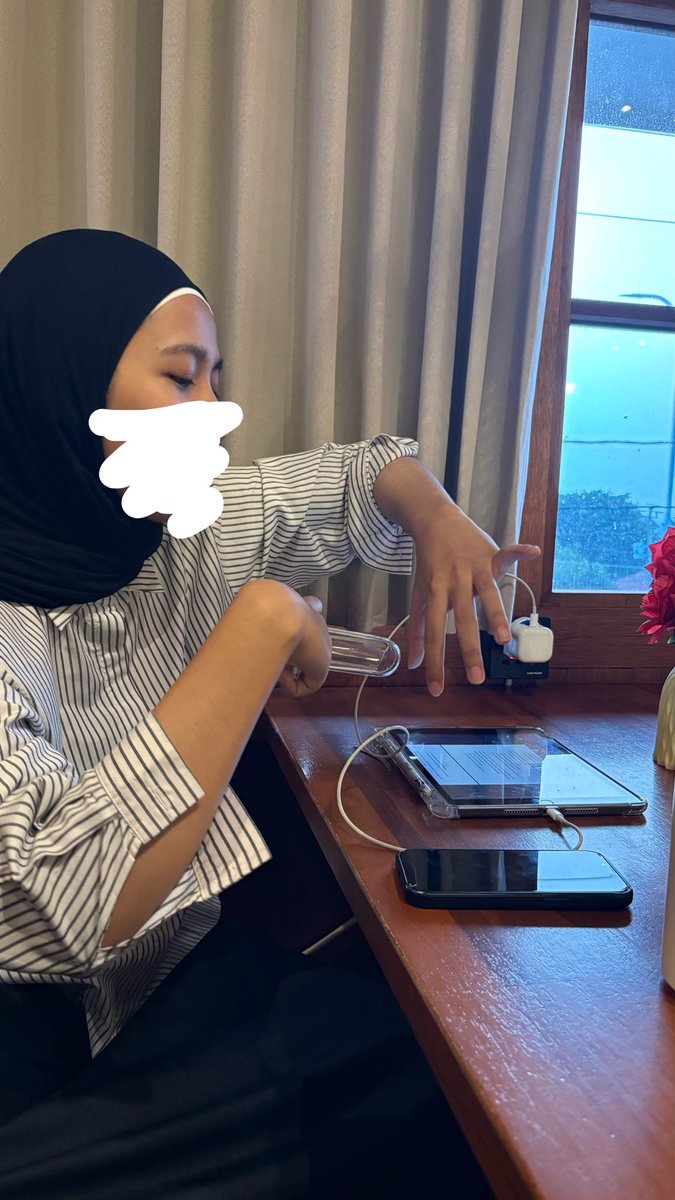 andromedinn's tweet photo. kehidupan koas smt terakhir sebelum dan sesudah osce pre kompre, rewardnya se sederhana makan nasi padang dan es tungtung😭 https://t.co/nIul5ayeiB