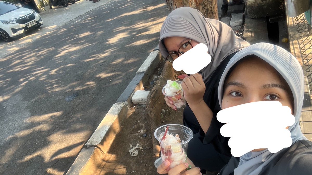 andromedinn's tweet photo. kehidupan koas smt terakhir sebelum dan sesudah osce pre kompre, rewardnya se sederhana makan nasi padang dan es tungtung😭 https://t.co/nIul5ayeiB
