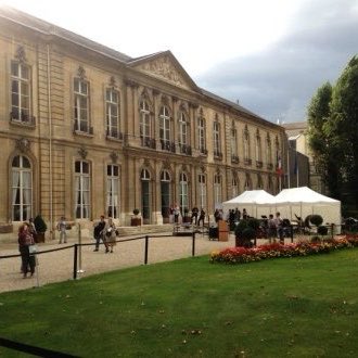 TribunePop23's tweet photo. 🇫🇷🎖️FLASH INFO - Des journalistes conviés ce matin à la traditionnelle garden party organisée à l’hôtel de Brienne dénoncent un dispositif inédit qui les a empêchés de circuler librement parmi les invités.

Selon leur témoignage, les représentants de la presse ont été maintenus assis sous une tente, séparés du reste des convives par une barrière, avec interdiction de se déplacer pendant environ trois heures d’attente. Un gendarme était chargé de surveiller le périmètre et de rappeler à l’ordre ceux qui tentaient de franchir la barrière, ne serait-ce que pour échanger quelques mots avec une connaissance.

Une rupture avec les usages, soulignent les journalistes présents : lors des éditions précédentes, la presse circulait librement, comme les autres invités.