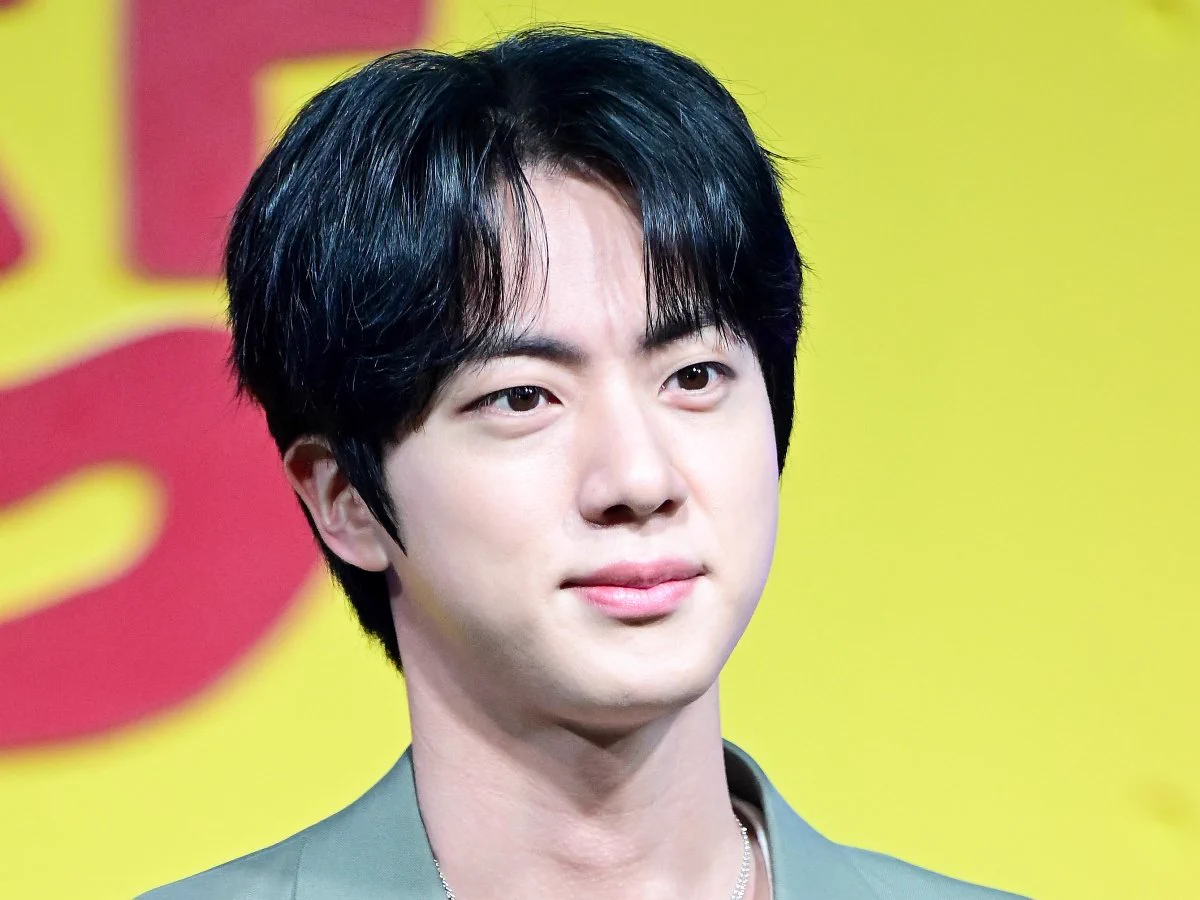 تأجيل محاكمة المرأة التي قبـ.لت جين من فرقة BTS يثير غضب المحبين