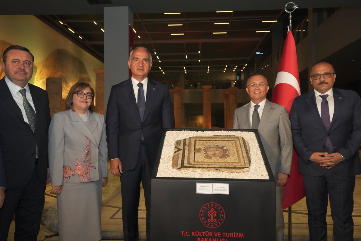 TCKulturTurizm's tweet photo. Gaziantep Zeugma Mozaik Müzemiz, ait olduğu topraklara dönen bir kültür varlığını daha koleksiyonuna kattı.

ABD'den iadesi sağlanan Zeugma kökenli 13'üncü mozaik paneli, yürütülen bilimsel çalışmalar, uluslararası iş birliği ve titiz takip sürecinin ardından yeniden Gaziantep'te ziyaretçilerle buluştu.

Kültürel mirasımızın korunması, belgelenmesi ve ait olduğu bağlam içinde gelecek kuşaklara aktarılması için çalışmalarımızı kararlılıkla sürdürüyor; ülkemize kazandırılan her eserle tarihimizin eksik kalan parçalarını tamamlamaya devam ediyoruz.