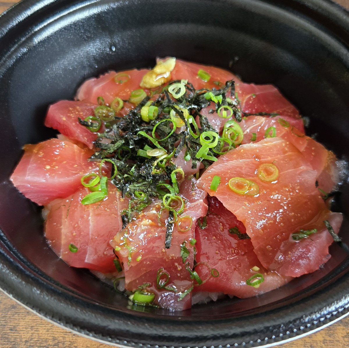 yabu005's tweet photo. 暑くて外に出たくて昼ごはんはロケットナウ🚀
府中市場ののんしゃらん食堂さんの"市場のまぐろ丼"
保冷剤が入ってて
まぐろは新鮮🐟
酢飯代わりに白米の上にはガリが敷きつめられてます
特製ダレが美味しくガリの食感もよくうまうまです😋
#市場のまぐろ丼 #まぐろ丼 #のんしゃらん食堂 #府中市場 https://t.co/amodp8C020