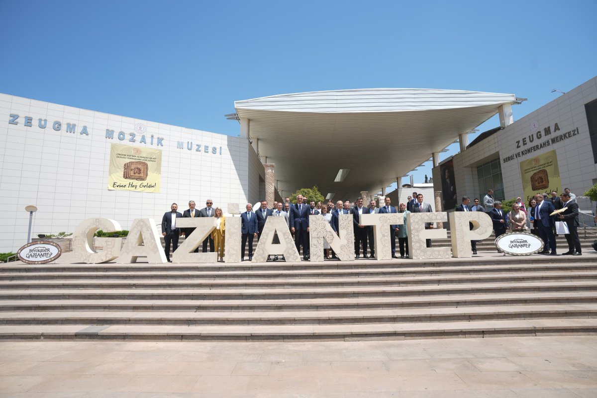 TCKulturTurizm's tweet photo. Gaziantep Zeugma Mozaik Müzemiz, ait olduğu topraklara dönen bir kültür varlığını daha koleksiyonuna kattı.

ABD'den iadesi sağlanan Zeugma kökenli 13'üncü mozaik paneli, yürütülen bilimsel çalışmalar, uluslararası iş birliği ve titiz takip sürecinin ardından yeniden Gaziantep'te ziyaretçilerle buluştu.

Kültürel mirasımızın korunması, belgelenmesi ve ait olduğu bağlam içinde gelecek kuşaklara aktarılması için çalışmalarımızı kararlılıkla sürdürüyor; ülkemize kazandırılan her eserle tarihimizin eksik kalan parçalarını tamamlamaya devam ediyoruz.