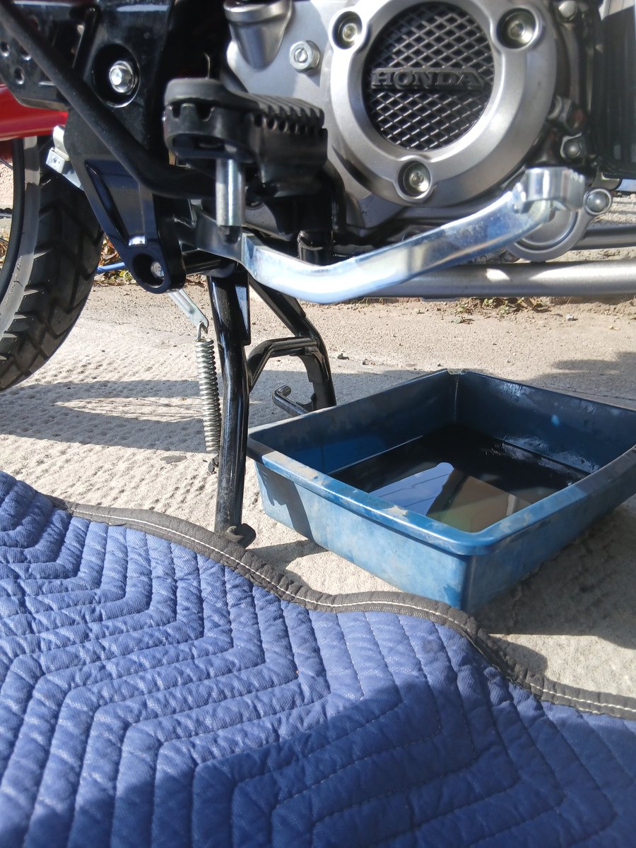 1GR231ps's tweet photo. 1000km前にカブのオイル交換2回目、デイトナのオイル交換パーフェクトセットを使いオイルフィルター、ドレンワッシャー、オイルフィラー、オイルフィルターカバーのOリングを新品交換。余ってたギアオイルの新油でフラッシング。 https://t.co/S2aSbPklkT