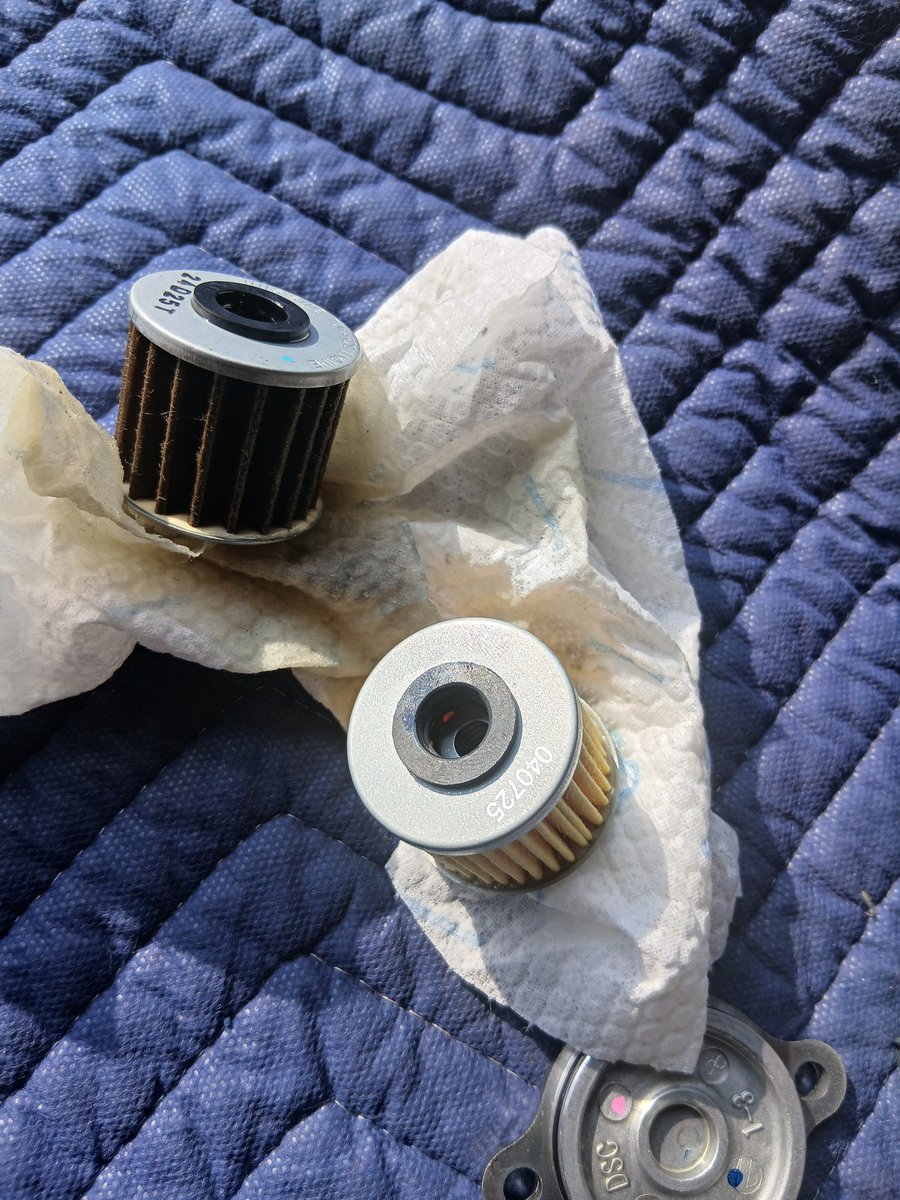 1GR231ps's tweet photo. 1000km前にカブのオイル交換2回目、デイトナのオイル交換パーフェクトセットを使いオイルフィルター、ドレンワッシャー、オイルフィラー、オイルフィルターカバーのOリングを新品交換。余ってたギアオイルの新油でフラッシング。 https://t.co/S2aSbPklkT