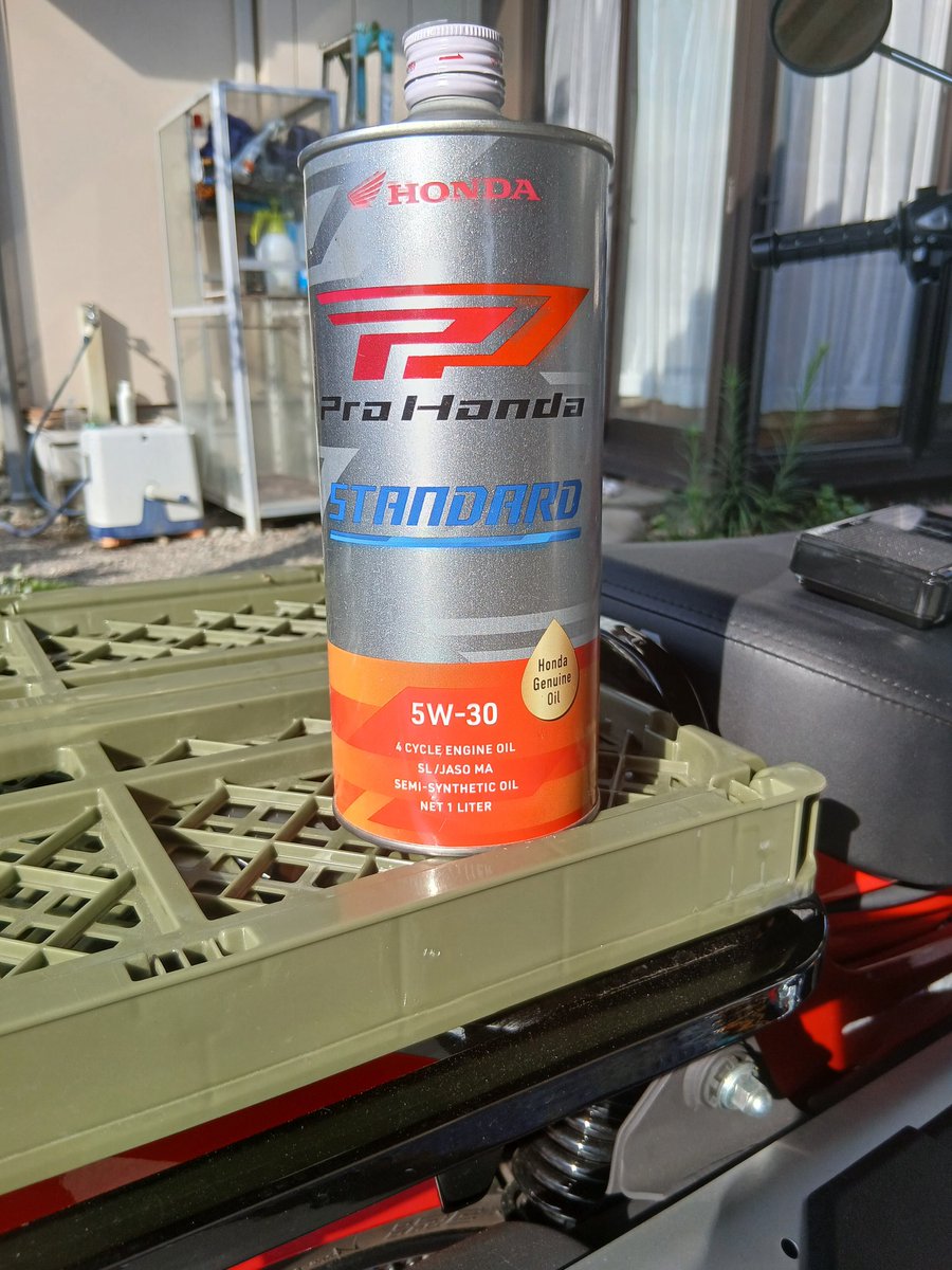 1GR231ps's tweet photo. 1000km前にカブのオイル交換2回目、デイトナのオイル交換パーフェクトセットを使いオイルフィルター、ドレンワッシャー、オイルフィラー、オイルフィルターカバーのOリングを新品交換。余ってたギアオイルの新油でフラッシング。 https://t.co/S2aSbPklkT