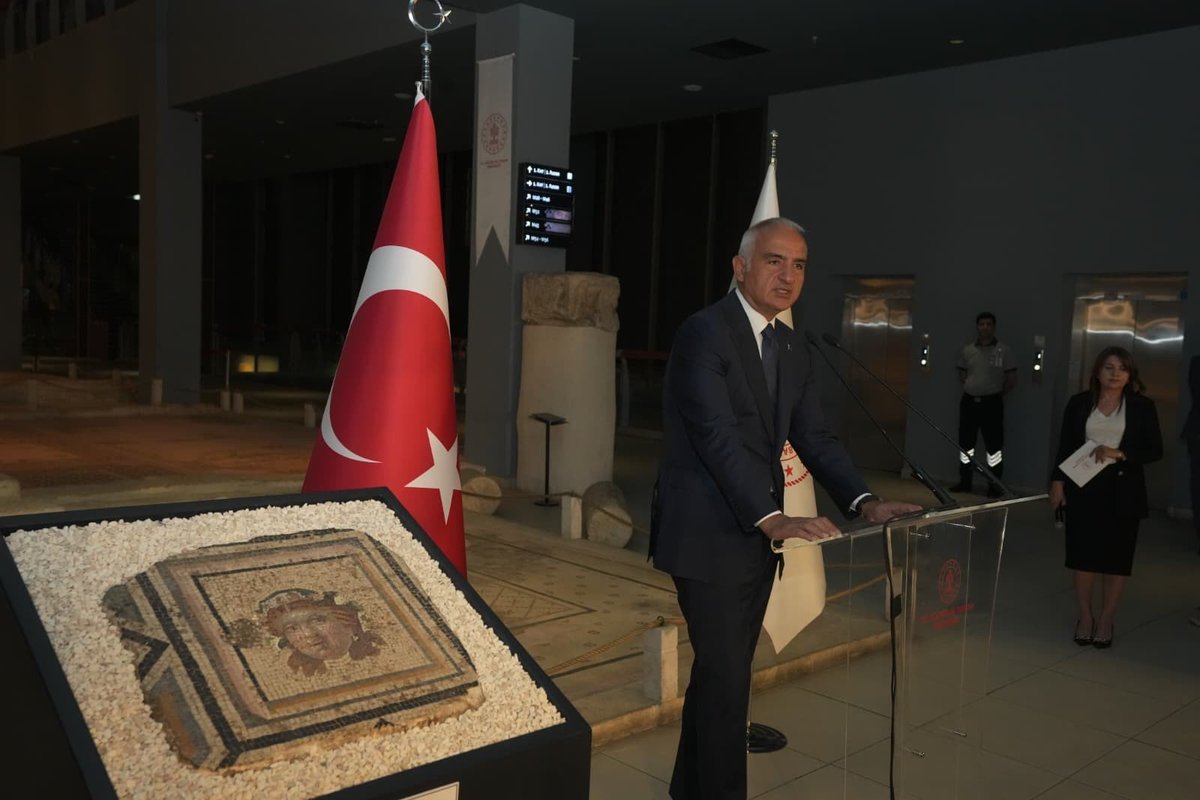 TCKulturTurizm's tweet photo. Gaziantep Zeugma Mozaik Müzemiz, ait olduğu topraklara dönen bir kültür varlığını daha koleksiyonuna kattı.

ABD'den iadesi sağlanan Zeugma kökenli 13'üncü mozaik paneli, yürütülen bilimsel çalışmalar, uluslararası iş birliği ve titiz takip sürecinin ardından yeniden Gaziantep'te ziyaretçilerle buluştu.

Kültürel mirasımızın korunması, belgelenmesi ve ait olduğu bağlam içinde gelecek kuşaklara aktarılması için çalışmalarımızı kararlılıkla sürdürüyor; ülkemize kazandırılan her eserle tarihimizin eksik kalan parçalarını tamamlamaya devam ediyoruz.