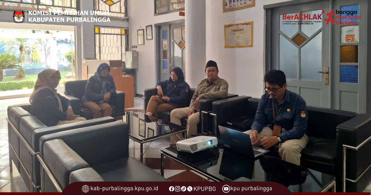 KPUPBG's tweet photo. #Temapemilih, KPU Kabupaten Purbalingga mengikuti kegiatan Penyusunan Jurnal Sumber Daya Manusia (SDM) yang diselenggarakan oleh KPU Provinsi Jawa Tengah secara daring melalui Zoom Meeting pada Selasa (14/7/2026).

#kpupbg
#KPUMelayani https://t.co/5t4ycrJHKF