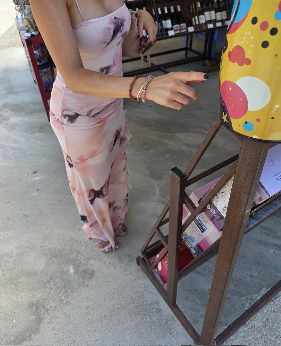 aesthetic_slow's tweet photo. Fin d’après-midi au Cap… 🌸👡  
Robe légère qui vole au vent et petit moment détente 😌

#CapDAgde #RobeRose #Heels #SummerVibes #Sensual https://t.co/pLkqFpM7d3
