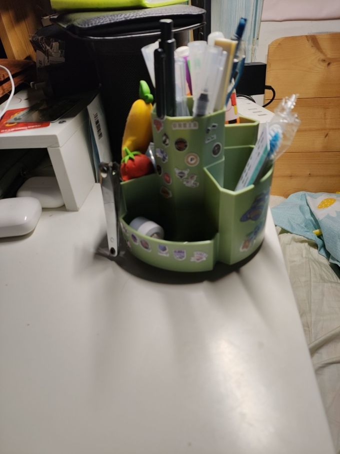 bernhard2012's tweet photo. Turn an old glass jar into a functional pen holder! No fancy tools needed—just add some paint and cute stickers, and your desk gets a fresh, eco-friendly vibe. https://t.co/LiJ7qa56OG
