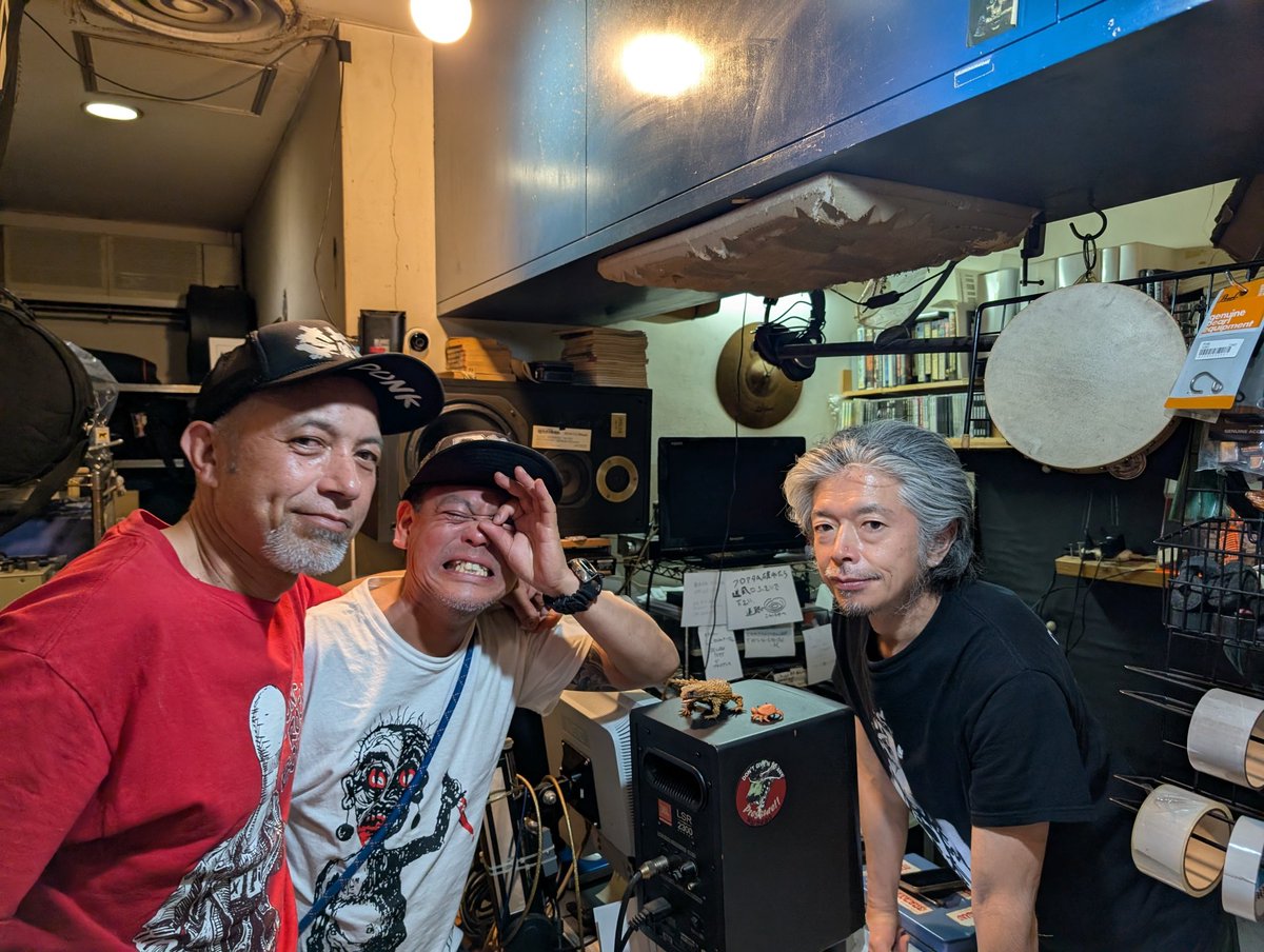 KenBabb's tweet photo. こないだ京都のバンドと対バンした際にソクラテスのオーナーさんは気に入ったバンドにバクチクを投げると言ってた。俺のステージで鳴ったバクチクの謎が解け、そしてとても良い気分。 https://t.co/BpZTznHUMo