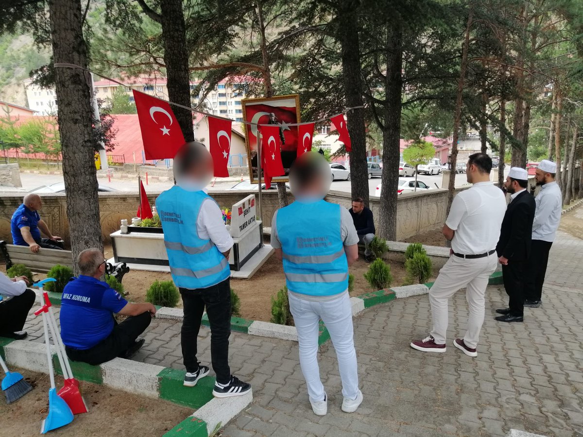 GumushaneDs's tweet photo. "15 Temmuz Demokrasi ve Milli Birlik Günü" anma etkinlikleri kapsamında, Gümüşhane Müftülüğünden imam hatip Rafet Karadaş ve Akif Bektaş ile birlikte yükümlüler ve personellerimiz Şehitlik ziyareti gerçekleştirmiştir. Ziyarette Kur'an-ı Kerim okunmuş olup ardından dua edilerek + https://t.co/7ZMoN78UDH