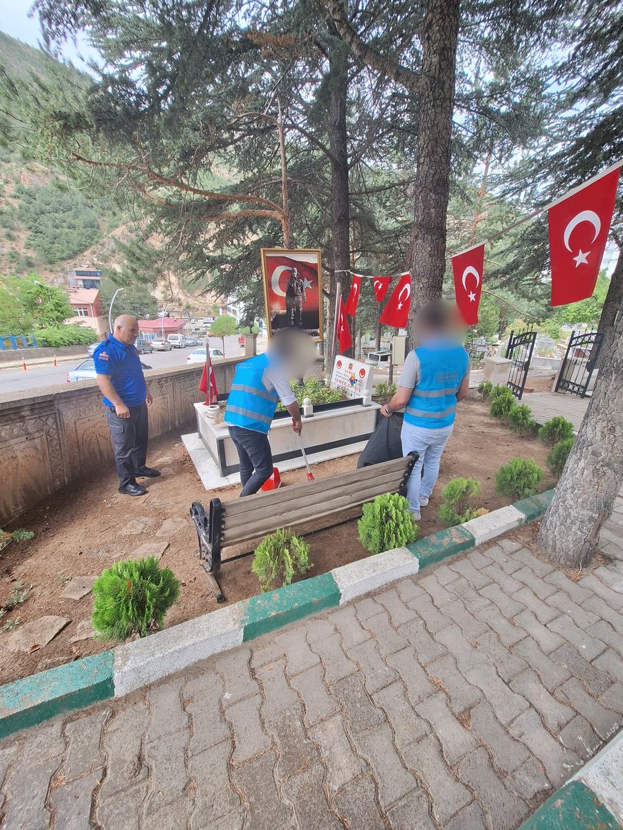 GumushaneDs's tweet photo. "15 Temmuz Demokrasi ve Milli Birlik Günü" anma etkinlikleri kapsamında, Gümüşhane Müftülüğünden imam hatip Rafet Karadaş ve Akif Bektaş ile birlikte yükümlüler ve personellerimiz Şehitlik ziyareti gerçekleştirmiştir. Ziyarette Kur'an-ı Kerim okunmuş olup ardından dua edilerek + https://t.co/7ZMoN78UDH