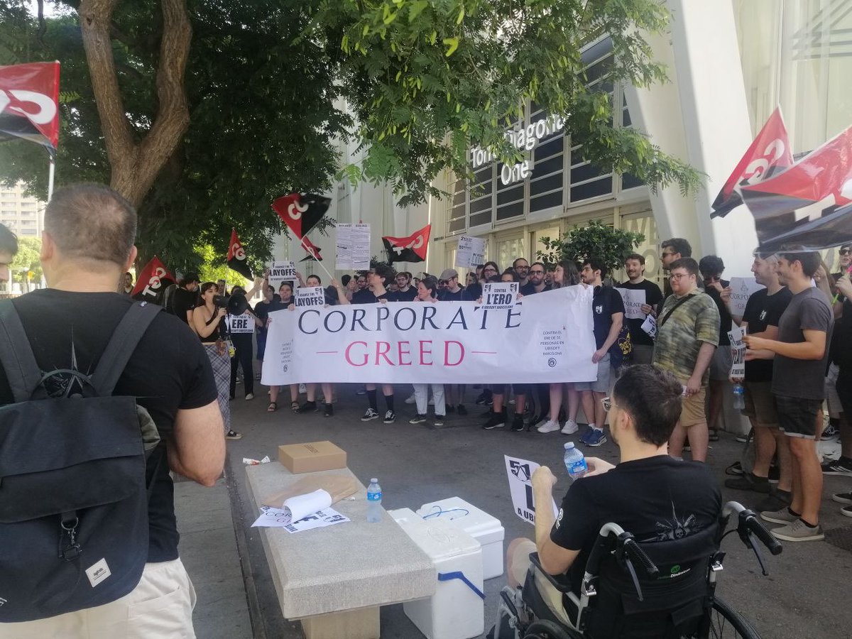 mpozueloc's tweet photo. Hoy hemos estado con los 51 trabajadores de #Ubisoft en #Barcelona, a los que despiden justo después de terminar su trabajo, que dará beneficios enormes a la empresa. En esta ocasión lo han llamado “cambio estratégico”, para justificar los despidos. Todo nuestro apoyo desde @podem_cat. La lucha continúa estos días! 
@CGT