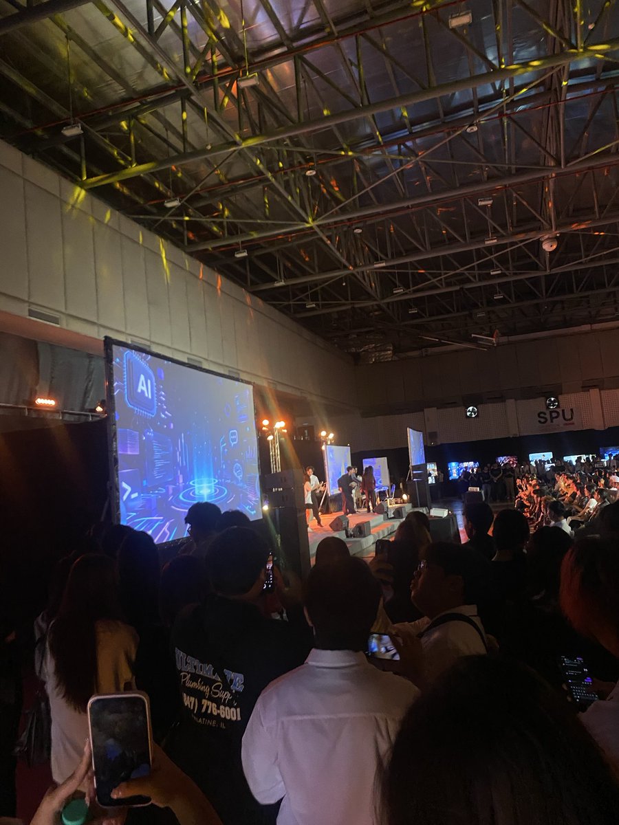 Ritttttt__'s tweet photo. วันนี้ผมมาอยู่ในงานที่รวมผลงานเคนโนโลยี Ai ของเด็ก 68 คณะนิเทศศาสตร์ ของมหาลัยศรีปทุม

#SPUCAaiShowcase https://t.co/TZPdBvn0ix
