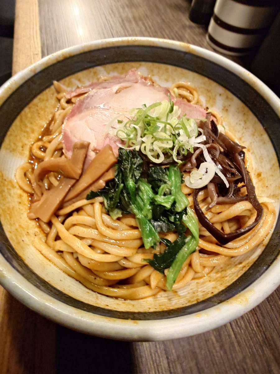 3qramen's tweet photo. #油カダブラ
カレーカレー（限定）＋ライス
🍜2026年74杯目
TRYラーメン大賞汁なし新店部門1位ということでずっと行きたかったお店🍜カレーのタレがかなり好きな味でモチモチの自家製麺とともにめちゃめちゃ美味しかった！他のメニューも食べてみたいな😊ごちそうさまでした！
#油そば https://t.co/CoeMwa57Ju