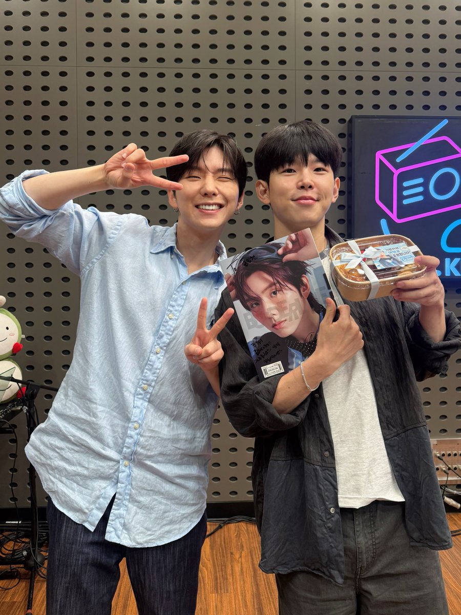 ofcourse_NU's tweet photo. 폴킴의 가요광장 기현
🎙️💜
⠀
260714 <가광 초대석, 너를 만나>
⠀
케이팝의 신✨ 유케신!
#몬스타엑스 #기현 님과 함께했습니다❤️
그림체 비슷한 폴디와
편안하게 앨범 비하인드 얘기 나누고
이 대낮에 시원한 라이브까지🎤
무더위? #Howling 한 방에 해결💥
➕몬베베가 보내주신 달콤한 간식 선물🍪
감사히 잘 먹겠습니다🙇💕
⠀
#폴킴의가요광장 #KIHYUN