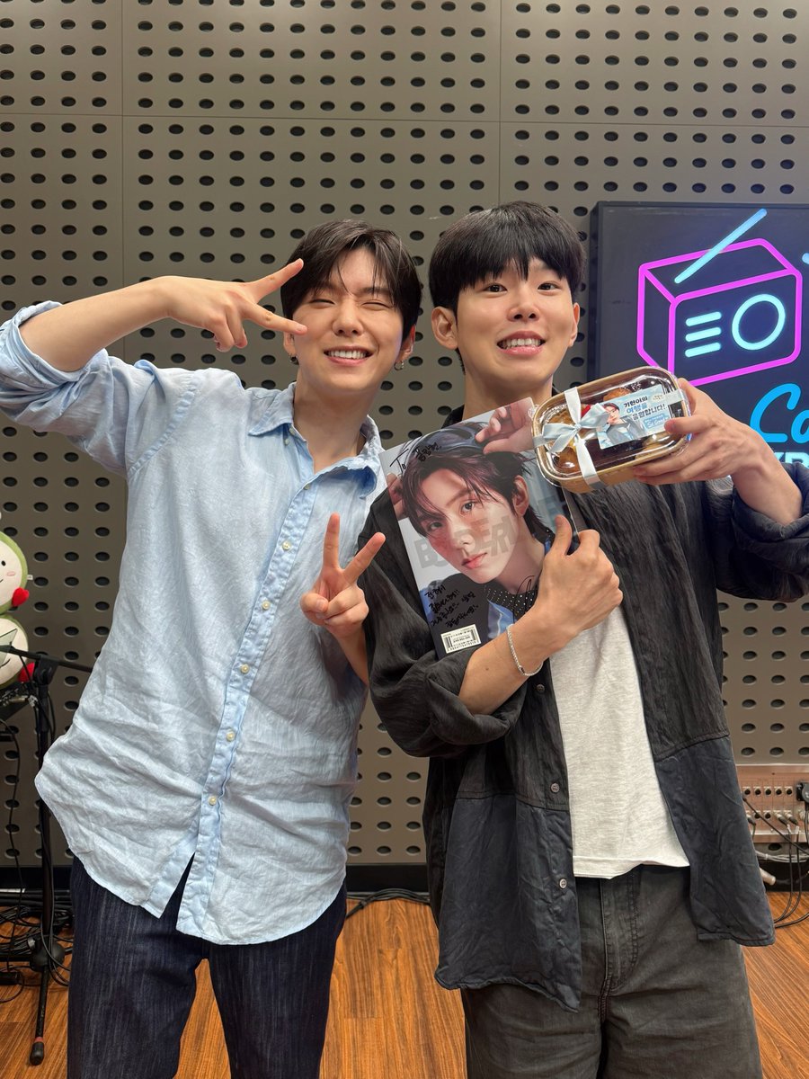 ofcourse_NU's tweet photo. 폴킴의 가요광장 기현
🎙️💜
⠀
260714 <가광 초대석, 너를 만나>
⠀
케이팝의 신✨ 유케신!
#몬스타엑스 #기현 님과 함께했습니다❤️
그림체 비슷한 폴디와
편안하게 앨범 비하인드 얘기 나누고
이 대낮에 시원한 라이브까지🎤
무더위? #Howling 한 방에 해결💥
➕몬베베가 보내주신 달콤한 간식 선물🍪
감사히 잘 먹겠습니다🙇💕
⠀
#폴킴의가요광장 #KIHYUN
