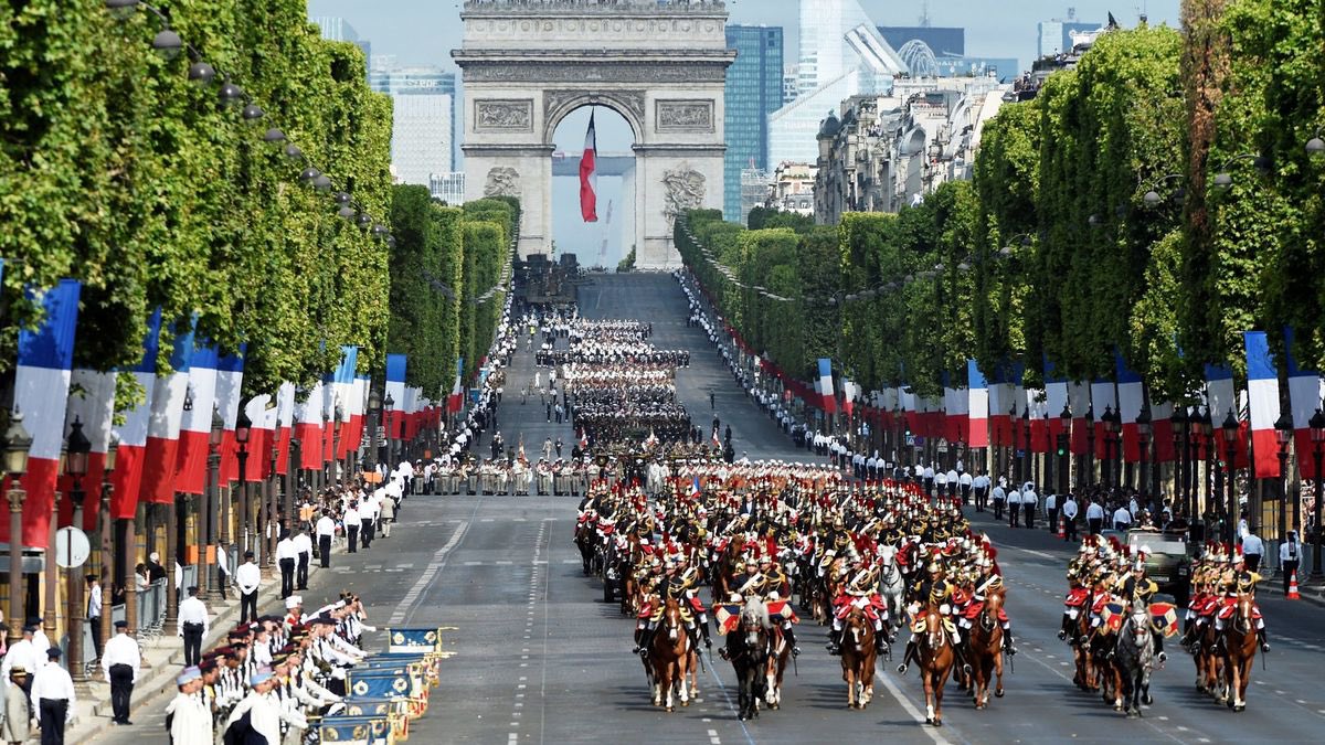 ZemmourEric's tweet photo. 🇫🇷 Très belle fête nationale à tous.

Chaque 14 juillet, nous célébrons nos armées et mille ans d’histoire glorieuse.

Vive nos armées ! Et surtout, vive la France ! https://t.co/ym3k3Cnwsu