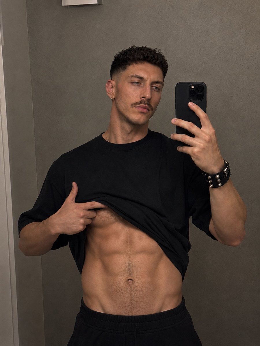 Sebas_reed's tweet photo. Hi, everyone! I'll be posting photos and text here too from now on, but just a reminder that you can always find me on Fanvue, link in bio https://t.co/0mXPAwCOle