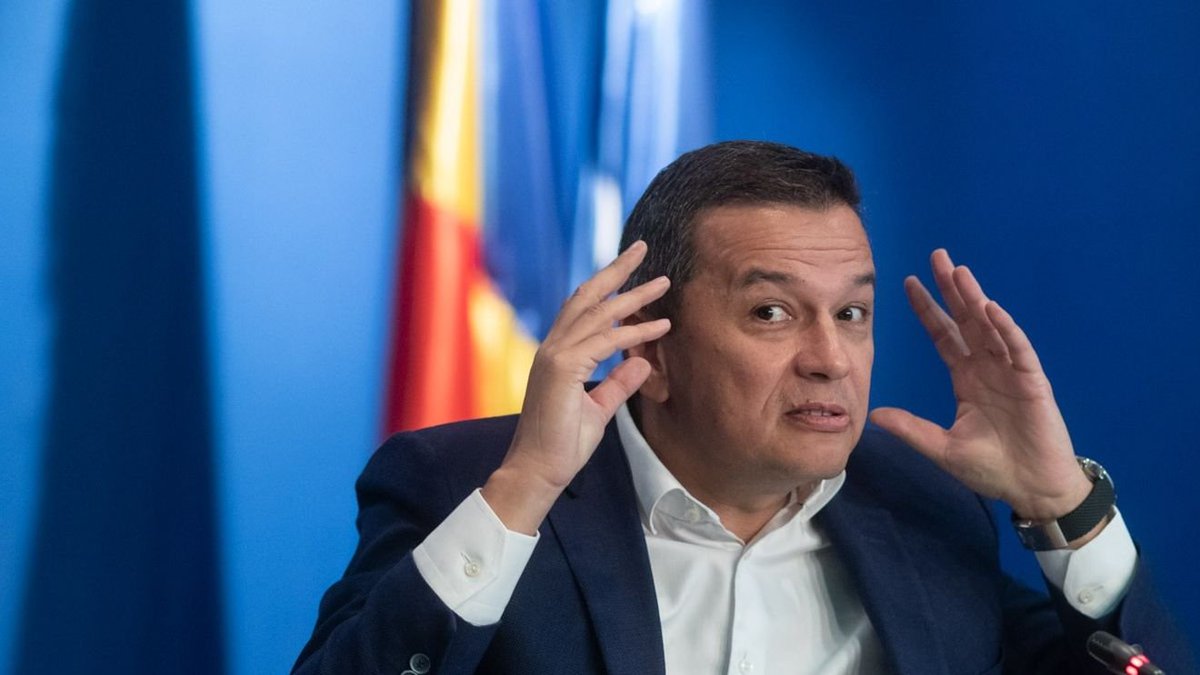 Saptecai's tweet photo. Veşti bune pentru Grindeanu. Două chei pentru a înţelege de ce a bubuit nervosul cărător de ştiuci pe Facebook. 
Florin Negruţiu: "Repet ce mi-a zis odată un pesedist bătrân, cu „facultăți” în spate: În politică, și mai ales la noi la partid, poți să fii hoț, poți să fii incompetent, dar nu poți să fii ridicol. Dacă lumea râde de tine, ești mort!”
Sebastian Lăzăroiu: "Grindeanu e o caricatură politică, un caraghios cum rar s-a văzut. După ce a încercat să schimbe președintele PNL, nu i-a ieșit, apoi pe cel al USR, nu i-a ieșit, mai nou vrea să schimbe președintele AUR. (...) Și va sfârși, garantat, schimbat el însuși de la șefia PSD. PSD nu poate intra în alegerile din 2028 cu Grindeanu moț, asta deja o știe și el."