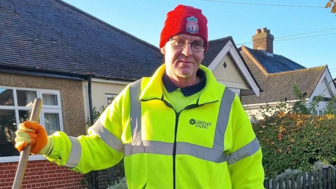 TheProjectUnity's tweet photo. His name was Wayne Broadhurst.

He was a British bin man.

He did NOTHING wrong.

He was murdered in the street while walking his dog.

The migrant who murdered him got away with manslaughter on mental health grounds.

This is the UK justice system. https://t.co/JnhAYq0olB