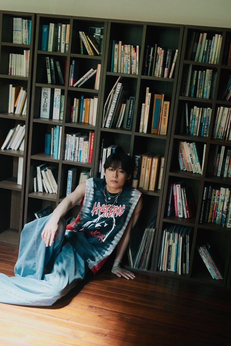 Auditionblue's tweet photo. みなさまおつかれさまです🙇‍♂️

#雑誌butter05🧈フェスタ🥁

火曜の夜もアザーカット❤️‍🔥

#髙松アロハ(#超特急)さん🚄

無数の本に囲まれて🌺

🛒ご購入は👇
【HMV限定版表紙&amp;ポストカード】
 https://t.co/WmWnBqhHmV

(撮影=#三瓶康友/インタビュー=#松田美保) https://t.co/6JrVXAk1TU