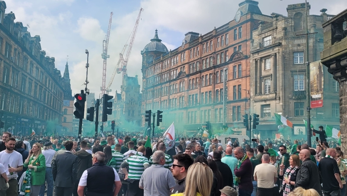 thecasualultra's tweet photo. 🏴󠁧󠁢󠁳󠁣󠁴󠁿🙃 Celtic fan sexually assaulted girl, 15, during title party celebrations (via STV News) https://t.co/BwEOOMOcCm