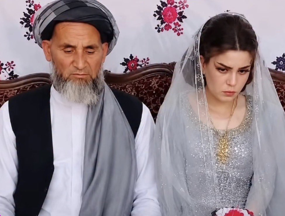 xatuzin's tweet photo. کچێکی تەمەن چواردە ساڵان بە ناوی #نازگوڵ، لە لایەن بنەماڵەکەیەوە لە بەرامبەر پارە بە زۆر بە شوو دەدرێت بە پیرەمێردێکی ۶۸ ساڵان و تەنیا چەند ڕۆژ پاش ئەم هاوسەرگیرییە زۆرەملێیە، بە بیانۆی بڵاوبوونی وێنەی نازگوڵ لە سۆشیال میدیا بە شێوازێکی دڕندانە لە لایەن ئەو پیرەمێردەوە دەکوژرێت.. https://t.co/QRW1IKnGmh