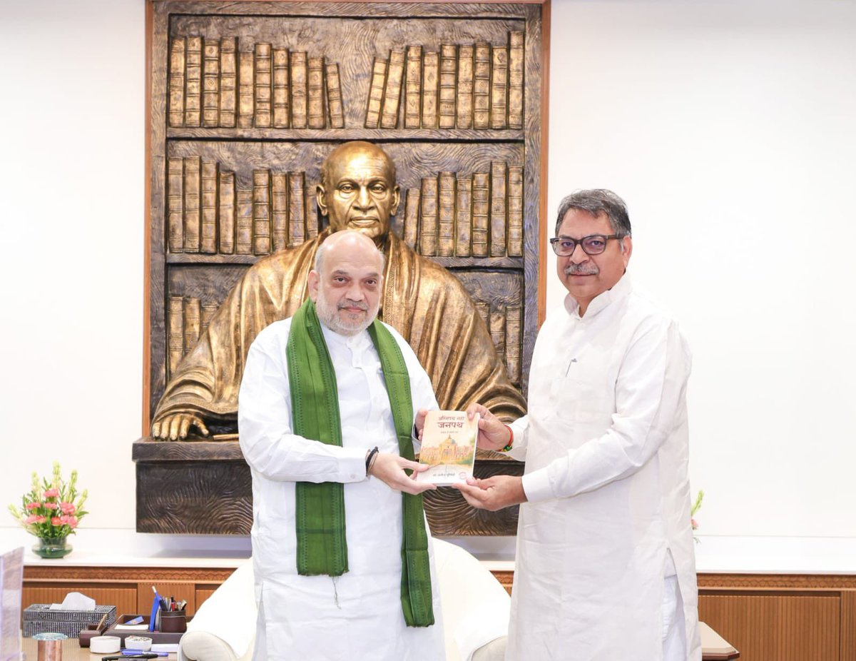 BSagarpur's tweet photo. हरियाणा भाजपा के यशस्वी प्रभारी और राज्यसभा सांसद श्री @DrSatishPoonia ने की दिल्ली में केंद्रीय गृहमंत्री श्री @AmitShah जी से मुलाकात।

हरियाणा सहित अलग-अलग मुद्दों को लेकर हुई दोनों नेताओं के बीच चर्चा https://t.co/xHY4M0JHGd