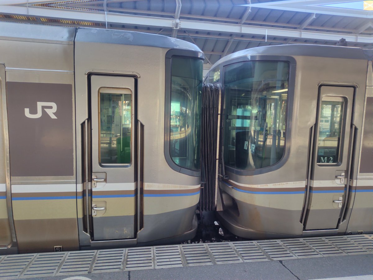 k19730412's tweet photo. 乗車記録
7/14(火)
②3148М　快速マリンライナー48号岡山行き、高松16:40→岡山17:32。
・JR四国
・JR西日本
・予讃線
・瀬戸大橋線
・5000系＋223系5000番台5両編成
【メモ】予讃線内、先行列車急病人発生対応の為、岡山駅一六分延着。 https://t.co/k0kpEDdKTM