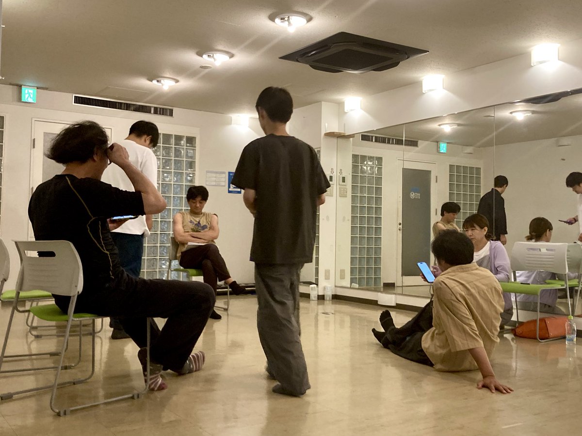 john_pazoo's tweet photo. 全員揃ってのお稽古。
なんて壮観な稽古場。
自分の出てないシーンのどこも豪華なことよ！
客席で観たかったなぁ…なんて気がしないでもない😜

ひとつひとつ丁寧に積み上げていく稽古。
頭をフル回転させて共演者みな様について行っております！
私の代わりに劇場で目撃して！

#PandA
#台風0号 https://t.co/wIuJ65hQPc