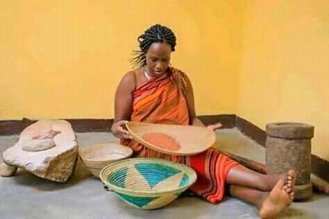 978KazoFM's tweet photo. Omukazi ogu ariyo nakoraki?
#Kazofm
#SocialHour https://t.co/RM7yd5qEA9