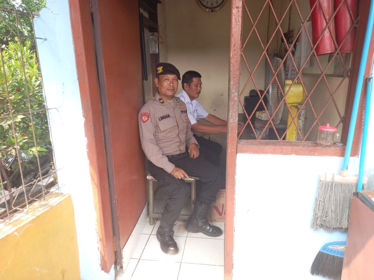 HumasPolsekJat2's tweet photo. KEGIATAN PATROLI PENCEGAHAN 3C ANTISIPASI GANGGUAN KAMTIBMAS POLSEK JATINEGARA DI PASAR DEPROK KEL. BIDARACINA JATINEGARA JAKARTA TIMUR https://t.co/gl1e4phFtx