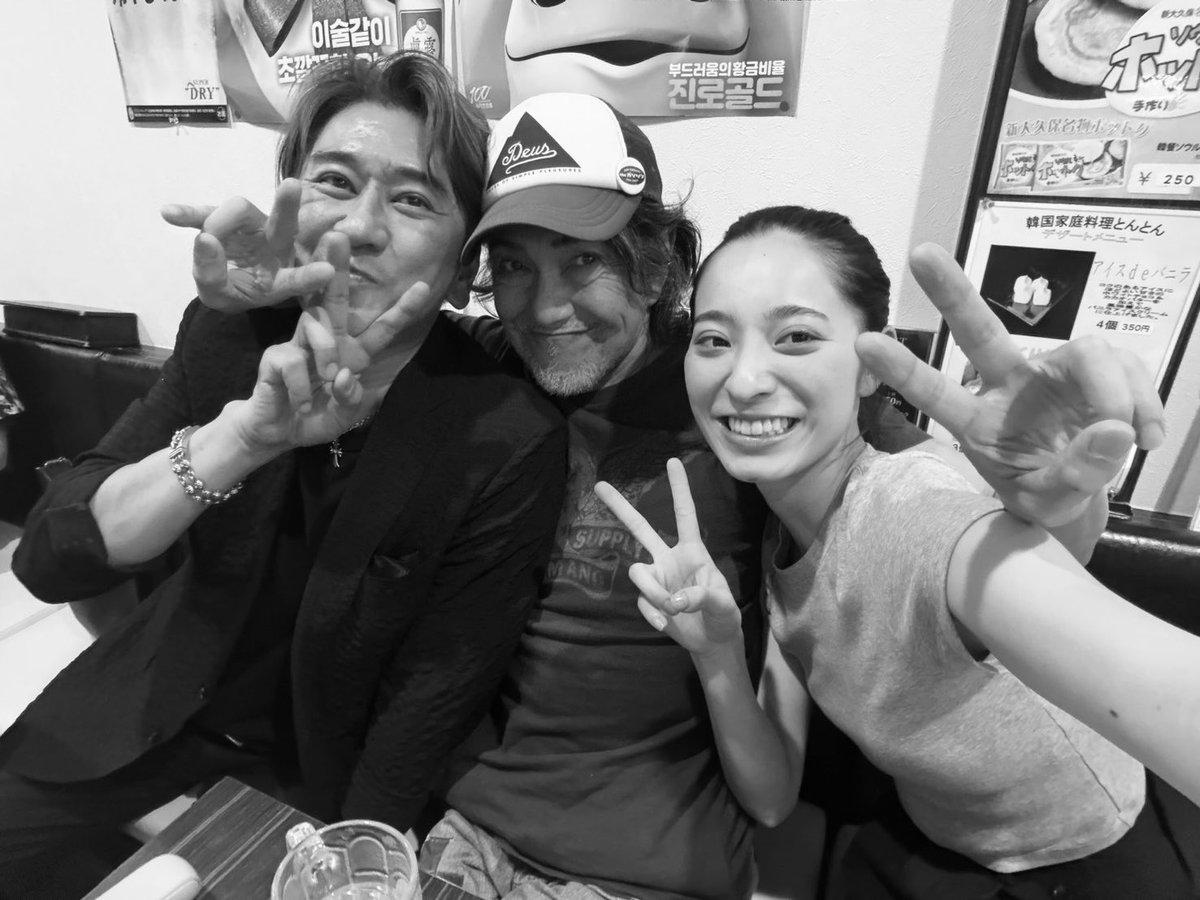 kawasakimayokun's tweet photo. 家族達が9人で観に来てくれて、なんと打ち上げ会場の隣の店だったから行ったり来たりして楽しかった。サムさんは63歳で同い年。
 茉永はまだまだ20代。ヨコも29歳でも皆んな仲良し。

#ギンザマイトガイ　#横原悠毅
#石坂勇　#朝木茉永　#川崎麻世 https://t.co/whIvdzzPPs