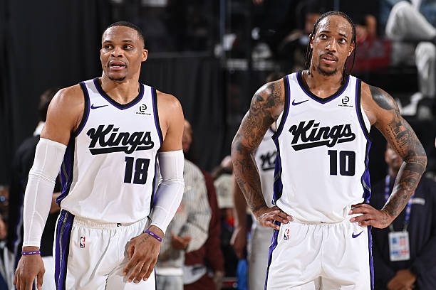 Basket_Infos's tweet photo. DeMar DeRozan en plan B du Heat ?

Miami souhaiterait ajouter un extérieur qui peut apporter du scoring à sa rotation. Selon @flasportsbuzz et @Anthony_Chiang, en plus d’un fort intérêt pour Klay Thompson, le Heat aurait bien eu un premier échange avec les représentants de Bradley Beal, sans toutefois pousser sérieusement cette piste pour le moment.

La piste DeMar DeRozan dépendrait elle directement de la décision de LeBron James. Miami, comme d’autres prétendants à LeBron, maintiendrait le vétéran en attente. DeRozan deviendrait une véritable option pour le Heat si James choisissait une autre destination.

Enfin, @SbondyNBA a évoqué Russell Westbrook comme une possibilité en cas d’échec avec LeBron. Mais là encore, Miami ne mènerait pas une offensive particulièrement soutenue pour le meneur de 37 ans.