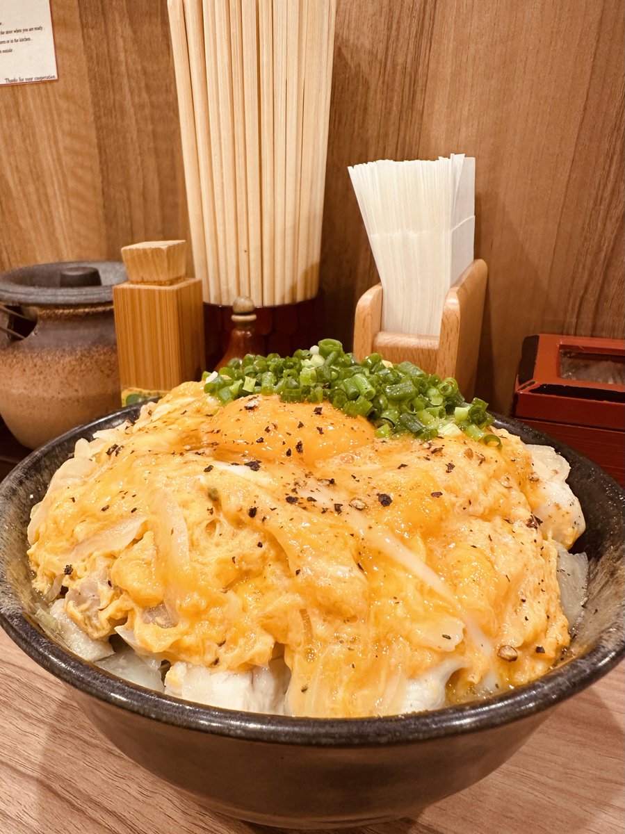 snb_3gs's tweet photo. やっぱ親子丼はコチラなのよね😋

山椒多めでいただくのが好みざます
塩親子丼、好き過ぎる😆
#まるかつ https://t.co/jqPDWSP1jz