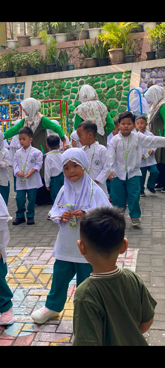 amenmk's tweet photo. jebul ono roso ra relo ndelok dekne mulai sekolah🥲 https://t.co/MKnpBWR6fV