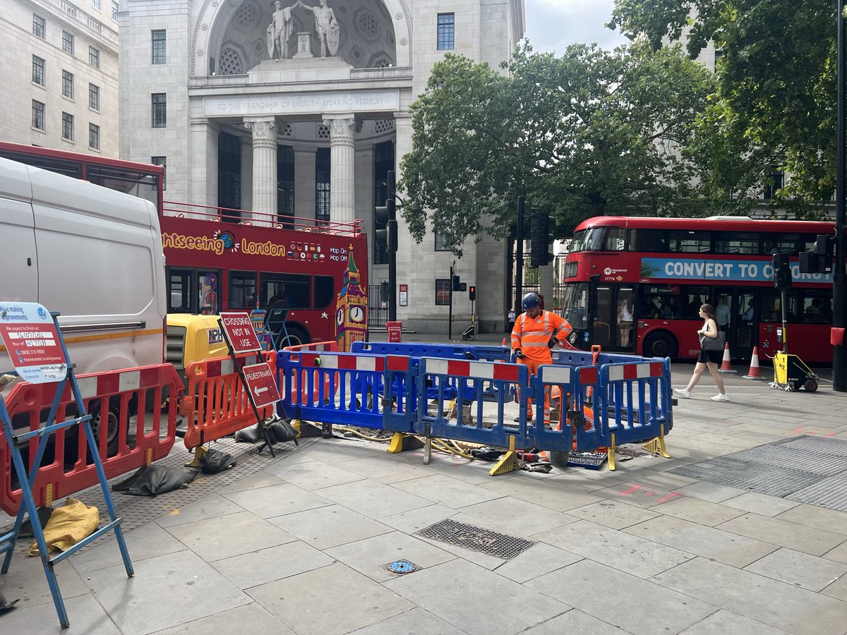 ievagram's tweet photo. @SadiqKhan  @trans_portfl It took 35min on a bus to cross the Waterloo bridge this morning because 2 “clever” workmen needed to park a van and put a temporary light causing absolute transport havoc!! Thousands of people delayed going in to work but the van is safe https://t.co/fKro4YoW9d