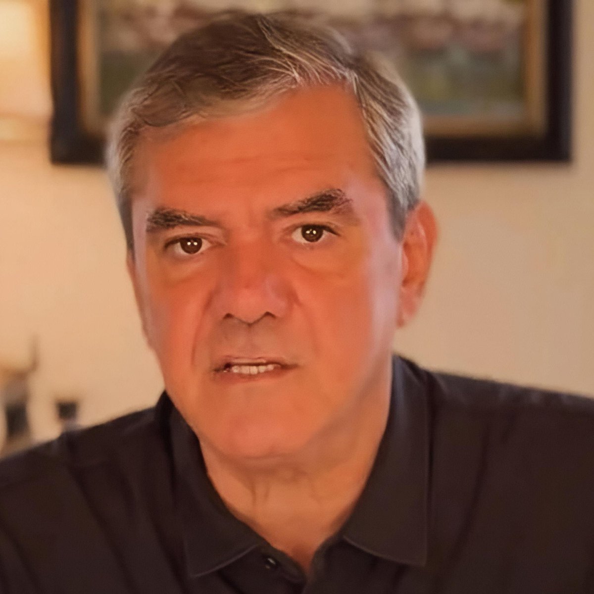 gagahaberyeni's tweet photo. Yılmaz Özdil: (Haluk Levent hk.)

"Dolandırıcılıktan sabıkası vardı ama İzmir Marşı söyledi diye toplumsal muhalefetin rol modeli ilan edildi.

Yardım derneği kurdu diye Türkiye'nin en güvenilir insanı ilan edildi.

Haluk Levent'in Hatay Büyükşehir Belediye Başkan adayı yapılmasına kesinlikle karşı çıktım. 'Siz kafayı mı yediniz?' dedim. Bunu söylediğim için bana 'Sarayın adamı' dediler.

Ahbap Derneği'ne bağış çağrısı yapmadığım için de 'Kızılay yardakçısı' ilan edildim."