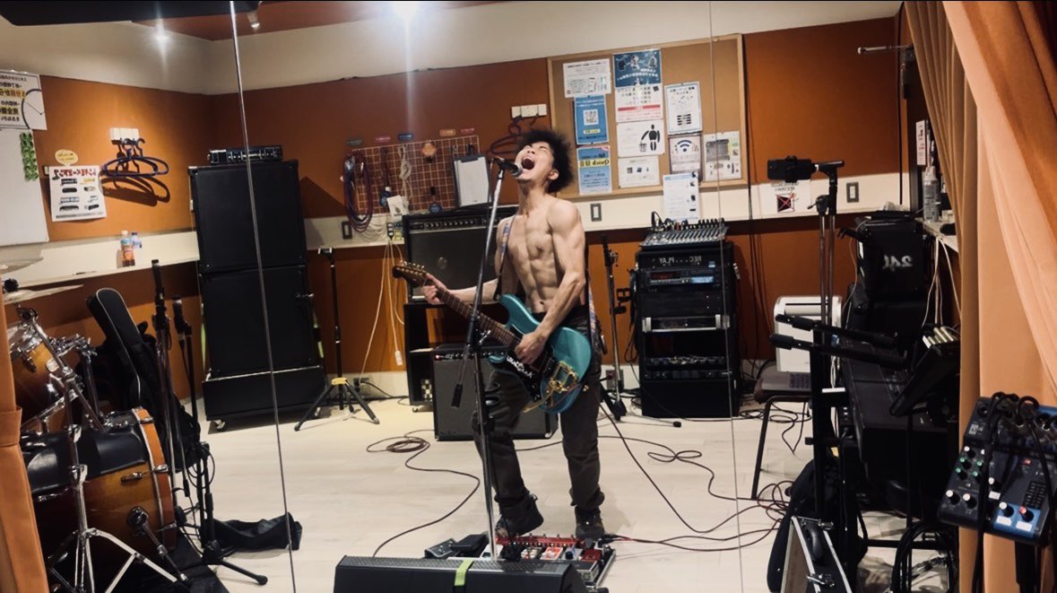 TexHaru's tweet photo. ケークスの練習行ってからの個人練🎸
ケークスの集合写真で片手✌️で片手🖕になってますがピックを持ってるからです。パンクスではありません。私はジャズブルースギタリストです！
という事で明後日は我らがAmbitionのボスの生誕祭でございます。
特別編成のバンドさん達でお祝いです🥂
遊びに来てね😎 https://t.co/TomwrX1D3Y