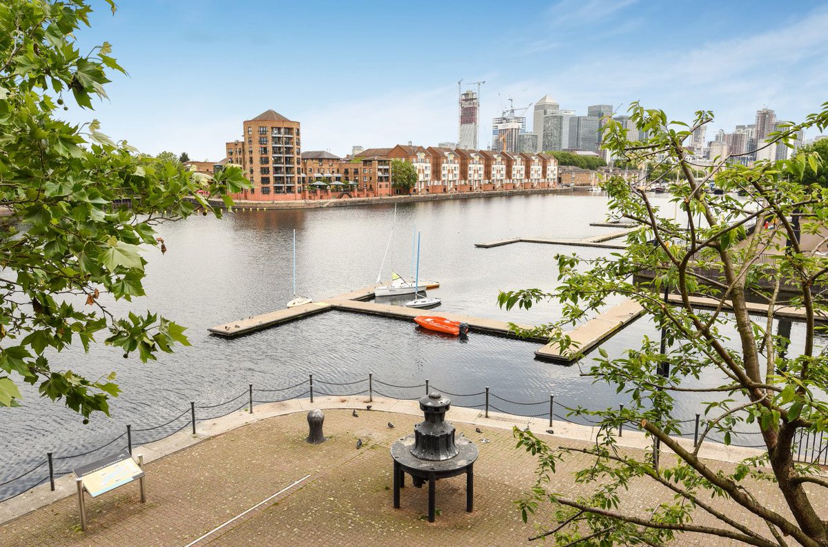 AlbionSalter's tweet photo. The Howland Great Wet Dock(Greenland Dock) in #Rotherhithe - port for London's Arctic whaling fleet. Whale blubber was boiled on-site for whale oil, which was used to light the streets of London #SurreyDocks #Deptford #Millwall ⚽️ https://t.co/NXVUx6tq31