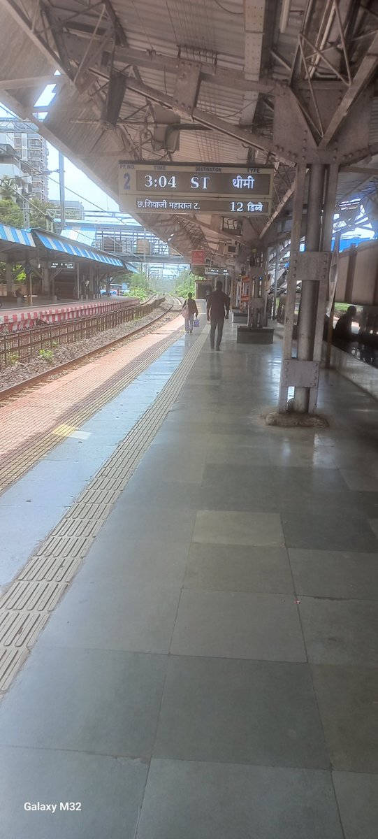 EmployeeFight's tweet photo. @RailMinIndia @RailwaySeva @drmmumbaicr @srdeecogmumbai1 @srdeetrscla Train time at kingcircle stn platform no2 14 48 is canceled today?  No announcement about this train indicater change 15.04. Announcement system is not working at kingcircle stn dely same condition please look https://t.co/hS4EHckpIX