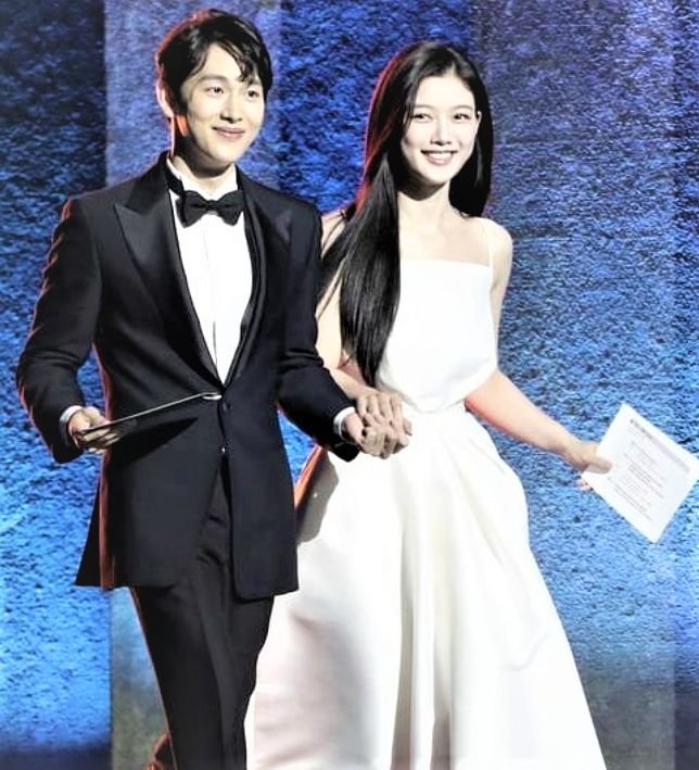 kyjaddicted's tweet photo. What about a reunion of yoojung and Yi si wan ?? 👀 https://t.co/bohw34NdBm
