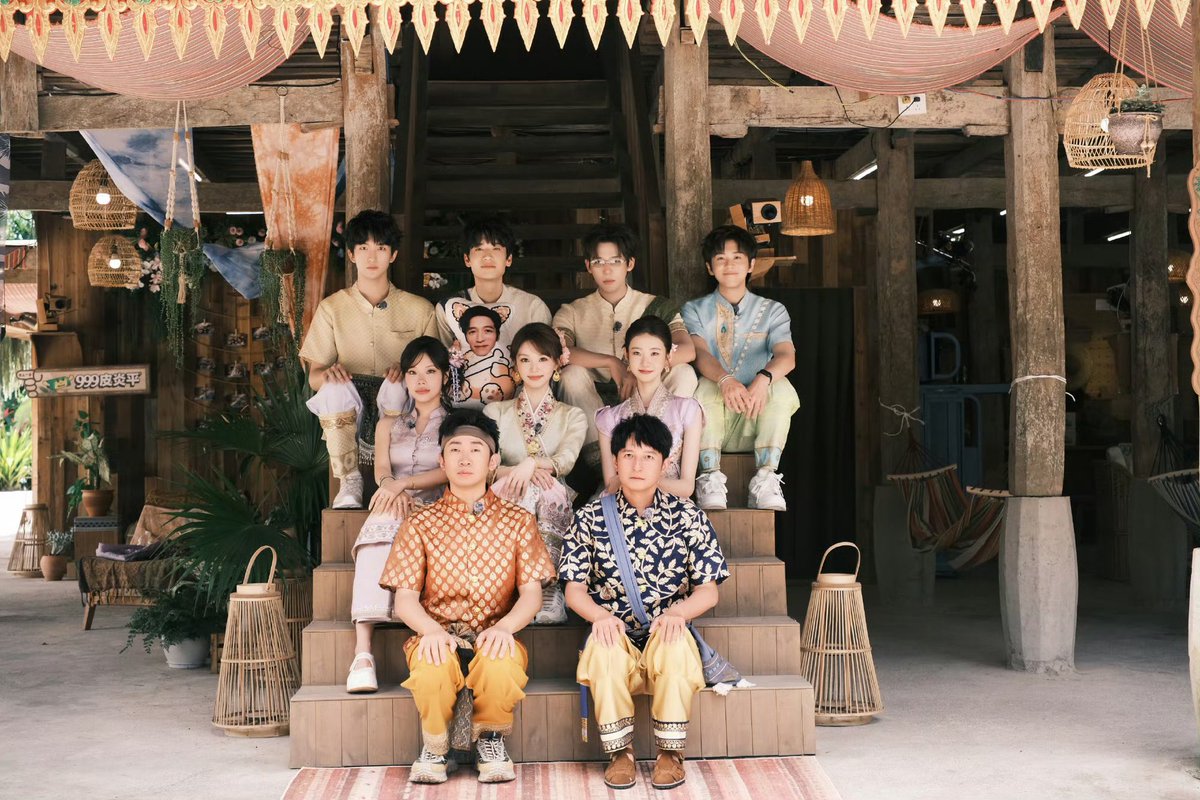 waybussth's tweet photo. ❥ .｡. ⌞ #忙忙碌碌寻宝藏2 update⌝ .｡. ★

The whole crew changed into Dai ethnic costumes and got some amazing shots ✨ The whole big family, all dressed up together ~

⎆ https://t.co/Kv11YNK9Hk

#CrazyTreasurehuntS2
#Wanganyu
#王安宇
#หวังอันอวี่ https://t.co/BkKdzwfwrr